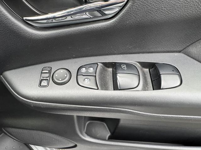 セレナ Ｂ　４ＷＤ　ドライブレコーダー　クリアランスソナー　オートクルーズコントロール　オートライト　スマートキー　アイドリングストップ　電動格納ミラー　３列シート　ＣＶＴ　盗難防止システム　衝突安全ボディ（13枚目）