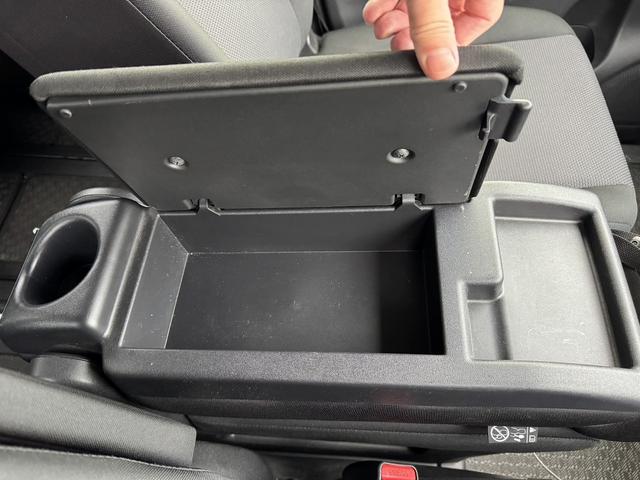 セレナ Ｂ　４ＷＤ　ドライブレコーダー　クリアランスソナー　オートクルーズコントロール　オートライト　スマートキー　アイドリングストップ　電動格納ミラー　３列シート　ＣＶＴ　盗難防止システム　衝突安全ボディ（17枚目）