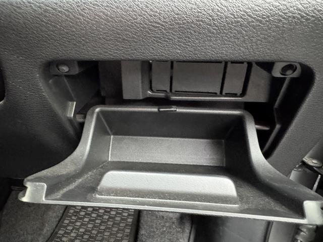 セレナ Ｂ　４ＷＤ　ドライブレコーダー　クリアランスソナー　オートクルーズコントロール　オートライト　スマートキー　アイドリングストップ　電動格納ミラー　３列シート　ＣＶＴ　盗難防止システム　衝突安全ボディ（19枚目）