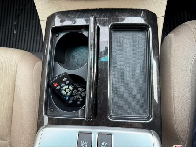 ヴェルファイアハイブリッド Ｘ　４ＷＤ　ドライブレコーダー　ＥＴＣ　ＴＶ　クリアランスソナー　オートクルーズコントロール　両側電動スライドドア　ＨＩＤ　スマートキー　電動格納ミラー　後席モニター　３列シート　ＣＶＴ　アルミホイール（7枚目）