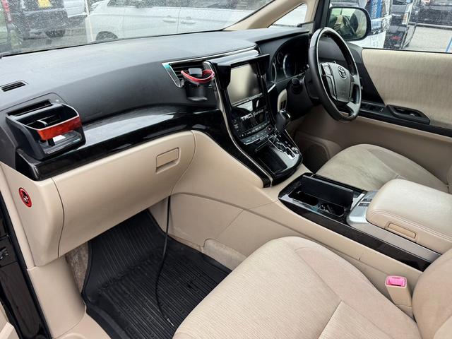 ヴェルファイアハイブリッド Ｘ　４ＷＤ　ドライブレコーダー　ＥＴＣ　ＴＶ　クリアランスソナー　オートクルーズコントロール　両側電動スライドドア　ＨＩＤ　スマートキー　電動格納ミラー　後席モニター　３列シート　ＣＶＴ　アルミホイール（27枚目）