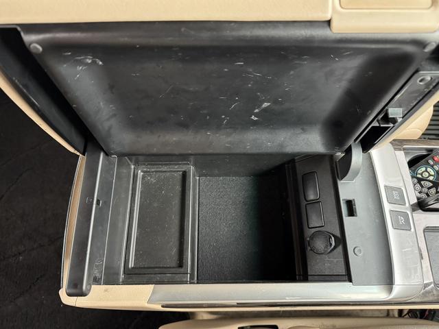 ヴェルファイアハイブリッド Ｘ　４ＷＤ　ドライブレコーダー　ＥＴＣ　ＴＶ　クリアランスソナー　オートクルーズコントロール　両側電動スライドドア　ＨＩＤ　スマートキー　電動格納ミラー　後席モニター　３列シート　ＣＶＴ　アルミホイール（28枚目）