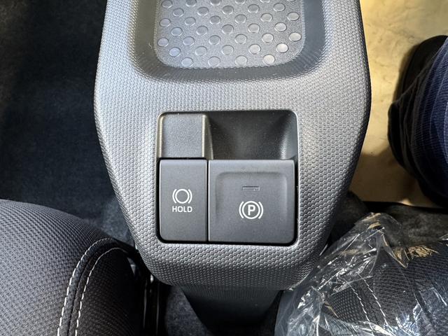 【ブレーキホールド】エンジンがＯＮの状態で車が完全に停止するとブレーキホールド機能が作動。作動中はブレーキペダルから足を離しても停止状態を維持し続け、アクセルペダルを踏むと自動的に解除されます！