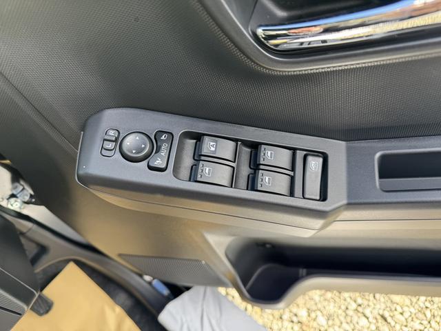 パワーウィンドウのスイッチですよ。運転席に居ながら窓を開け閉めのコントロールできますよ。