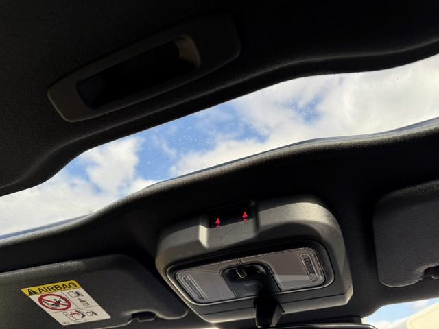 ちょっとした換気に便利で、室内を明るくしてくれる、ガラスサンルーフを装備します。大型のガラスで解放感たっぷり。