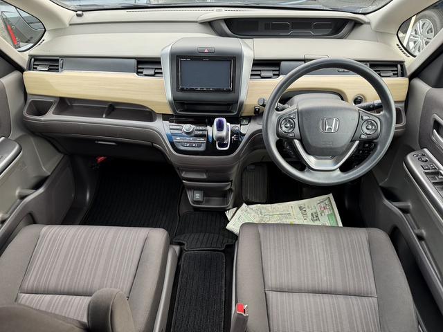 フリードハイブリッド ハイブリッド・Ｇホンダセンシング　４ＷＤ　ＥＴＣ　バックカメラ　オートクルーズコントロール　レーンアシスト　衝突被害軽減システム　両側電動スライドドア　オートライト　ＬＥＤヘッドランプ　スマートキー　電動格納ミラー　シートヒーター（2枚目）