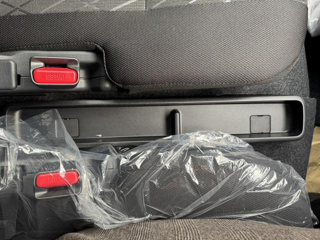 アトレー ＲＳ　４ＷＤ　両側電動スライドドア　クリアランスソナー　オートクルーズコントロール　衝突被害軽減システム　オートライト　ＬＥＤヘッドランプ　スマートキー　アイドリングストップ　電動格納ミラー　ＣＶＴ（8枚目）