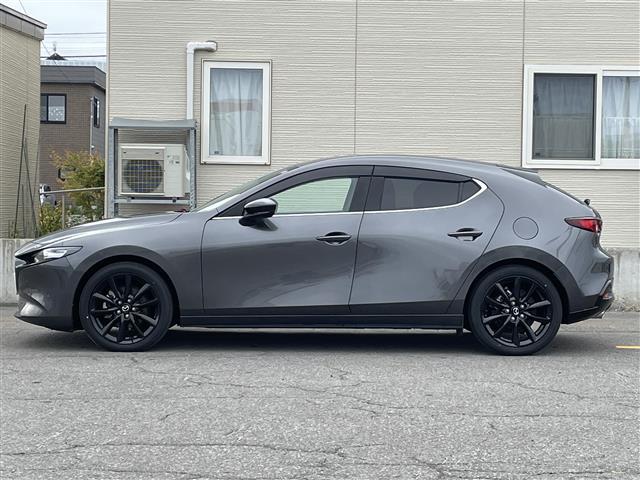 ＭＡＺＤＡ３ファストバック １５Ｓ　ブラックトーンエディション　ワンオーナー／４ＷＤ／フルセグ／全周囲カメラ／パーキングセンサー／車線逸脱警報／ブラインドスポットモニター／レーンキープアシスト／プリクラッシュブレーキ／クルーズコントロール／冬タイヤ積込（ＶＲＸ３）（6枚目）