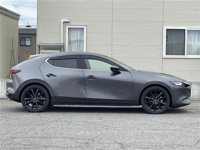ＭＡＺＤＡ３ファストバック １５Ｓ　ブラックトーンエディション　ワンオーナー／４ＷＤ／フルセグ／全周囲カメラ／パーキングセンサー／車線逸脱警報／ブラインドスポットモニター／レーンキープアシスト／プリクラッシュブレーキ／クルーズコントロール／冬タイヤ積込（ＶＲＸ３）（7枚目）