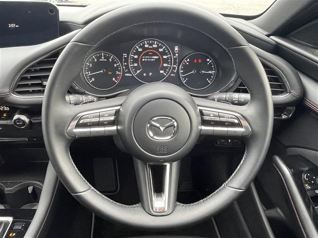 ＭＡＺＤＡ３ファストバック １５Ｓ　ブラックトーンエディション　ワンオーナー／４ＷＤ／フルセグ／全周囲カメラ／パーキングセンサー／車線逸脱警報／ブラインドスポットモニター／レーンキープアシスト／プリクラッシュブレーキ／クルーズコントロール／冬タイヤ積込（ＶＲＸ３）（8枚目）