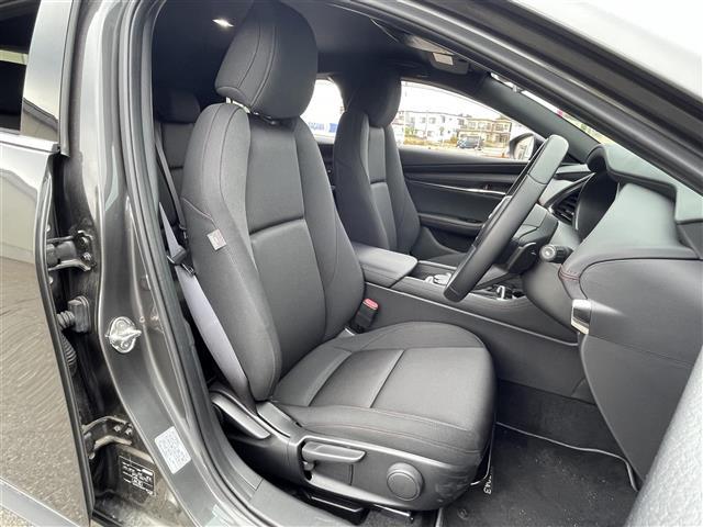 ＭＡＺＤＡ３ファストバック １５Ｓ　ブラックトーンエディション　ワンオーナー／４ＷＤ／フルセグ／全周囲カメラ／パーキングセンサー／車線逸脱警報／ブラインドスポットモニター／レーンキープアシスト／プリクラッシュブレーキ／クルーズコントロール／冬タイヤ積込（ＶＲＸ３）（28枚目）
