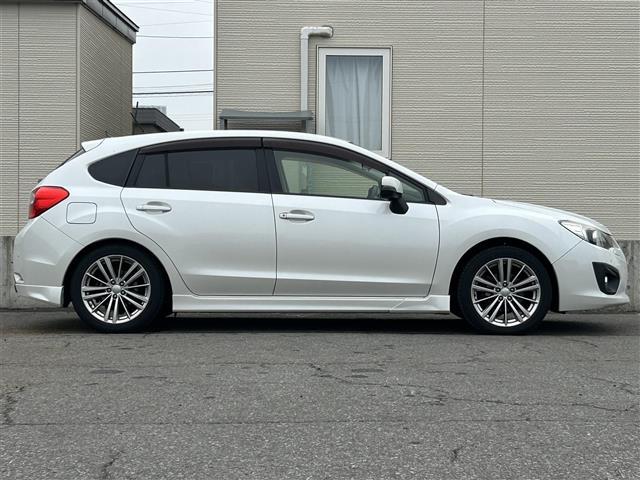 インプレッサスポーツ ２．０ｉ－Ｓアイサイト　４ＷＤ／社外ナビ／フルセグＴＶ／ＡＭ／ＦＭ／ＣＤ／ＤＶＤ／ＢＴ／純正１７ＡＷ／ＥＴＣ／Ｄ席パワーシート／純正フロアマット／コーナーセンサー／フォグランプ／オートライト／クルコン／パドルシフト（3枚目）