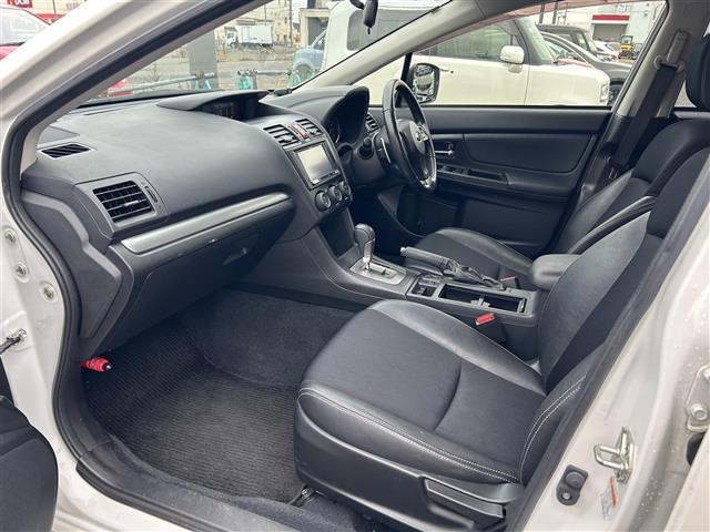 インプレッサスポーツ ２．０ｉ－Ｓアイサイト　４ＷＤ／社外ナビ／フルセグＴＶ／ＡＭ／ＦＭ／ＣＤ／ＤＶＤ／ＢＴ／純正１７ＡＷ／ＥＴＣ／Ｄ席パワーシート／純正フロアマット／コーナーセンサー／フォグランプ／オートライト／クルコン／パドルシフト（28枚目）