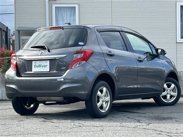 ヴィッツ F 4WD/寒冷地仕様/フォグランプ/純正ミュージックサーバ/AM/FM/CD/USB/AUX/純正フロアマット/プリクラッシュ/横滑り防止機能/車線逸脱警報/オートライト/電格ミラー/スペアキー/保、取(4枚目)