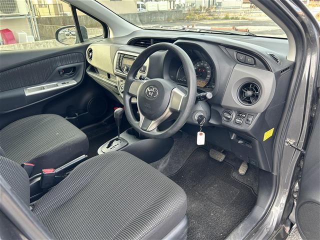 ヴィッツ F 4WD/寒冷地仕様/フォグランプ/純正ミュージックサーバ/AM/FM/CD/USB/AUX/純正フロアマット/プリクラッシュ/横滑り防止機能/車線逸脱警報/オートライト/電格ミラー/スペアキー/保、取(13枚目)