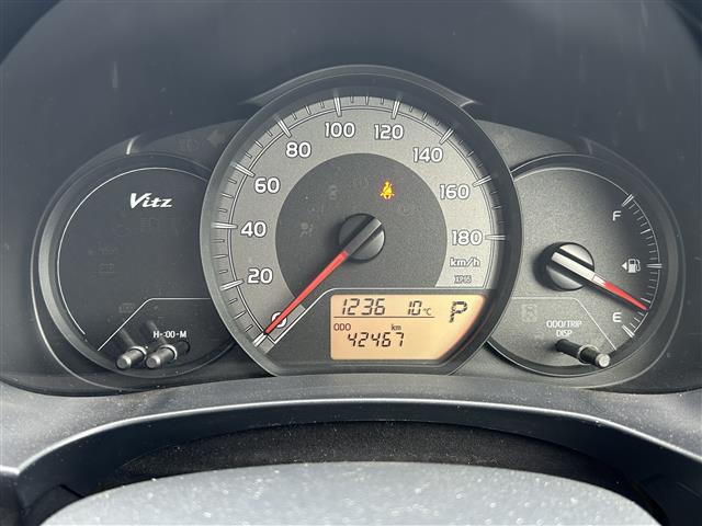 ヴィッツ F 4WD/寒冷地仕様/フォグランプ/純正ミュージックサーバ/AM/FM/CD/USB/AUX/純正フロアマット/プリクラッシュ/横滑り防止機能/車線逸脱警報/オートライト/電格ミラー/スペアキー/保、取(16枚目)