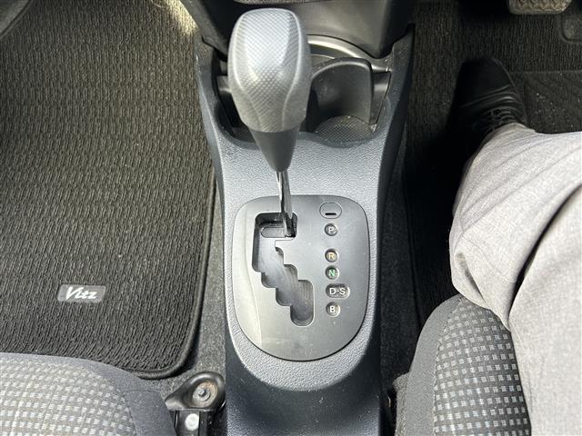 ヴィッツ F 4WD/寒冷地仕様/フォグランプ/純正ミュージックサーバ/AM/FM/CD/USB/AUX/純正フロアマット/プリクラッシュ/横滑り防止機能/車線逸脱警報/オートライト/電格ミラー/スペアキー/保、取(25枚目)