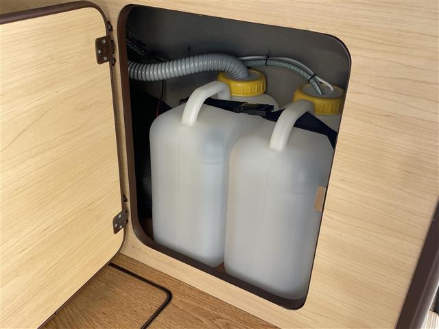 ハイエースバン ＳロングＤＸ　キャンピングカー／社外ナビ（ＢＴ／フルセグ／ＤＶＤ／ＣＤ／ラジオ）後席モニター／バックカメラ／ミラー型ドライブレコーダー／オートライト／ヒッチメンバー／スペアタイヤ（14枚目）