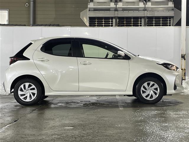 ヤリス Ｘ　４ＷＤ／社外ナビ／バックカメラ／クルーズコントロール／横滑り防止／オートハイビーム／ワイパーデアイサー／ヘッドライトレベライザー／スペアキー／取扱説明書／保証書（4枚目）