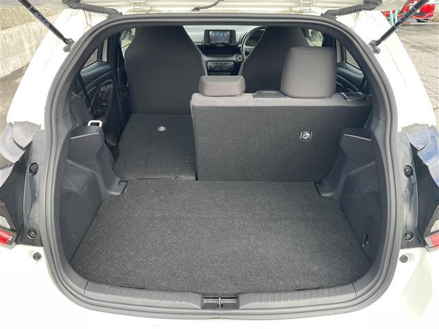 ヤリス Ｘ　４ＷＤ／社外ナビ／バックカメラ／クルーズコントロール／横滑り防止／オートハイビーム／ワイパーデアイサー／ヘッドライトレベライザー／スペアキー／取扱説明書／保証書（27枚目）