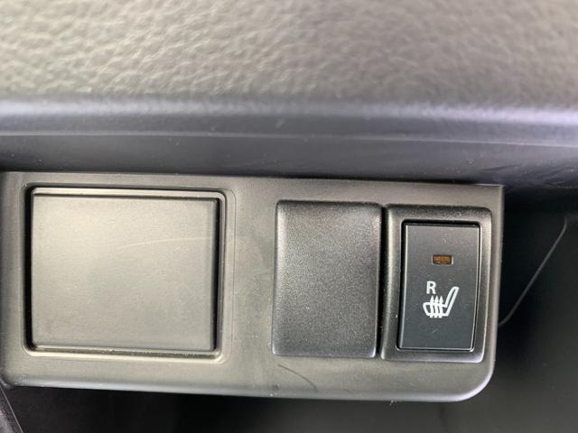 シートヒーター。運転席クッション内に電熱線コイルを内蔵し、スイッチを入れれば座席をじんわり暖めてくれます。