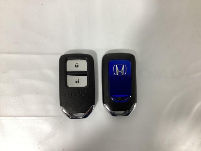 フィットハイブリッド Ｓホンダセンシング　光触媒抗菌消臭施工済　バックモニター　衝突軽減　クルーズコントロール　パワステ　エアコン　横滑り防止装置　ＬＥＤヘッドランプ　アイドリングストップ　４ＷＤ　ＥＴＣ　スマートキー（11枚目）