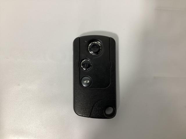 フリード Gジャストセレクション 光触媒抗菌消臭施工済 Bモニター スマトキー 地上デジタルTV 助手席エアバッグ AUTOエアコン パワステ ナビTV 両側スライド片側電動 ETC イモビ 運転席エアバッグ PW ABS DVD再生(12枚目)