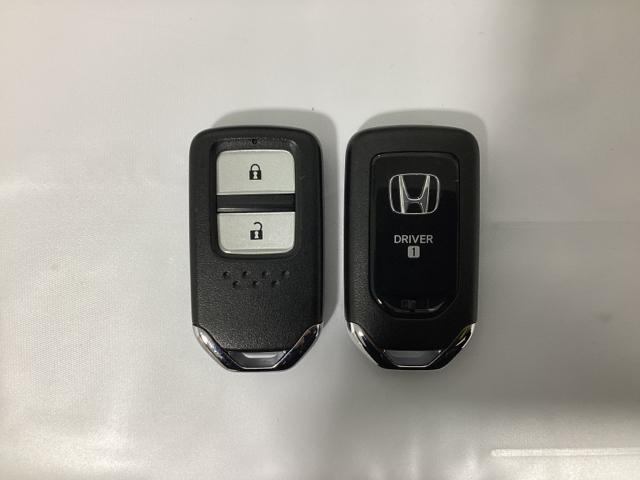 フィット ｅ：ＨＥＶホーム　中古スタッドレスタイヤ、純正メモリーナビ、ドライブレコーダー前後装着＋ＥＴＣ付　当社デモカー　前後誤発進抑制機能　クリソナ　助手席エアバッグ　運転席エアバッグ　１オナ　アイドリングストップ　ＵＳＢ接続（15枚目）