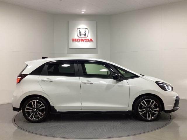 フィット e:HEVRS 中古スタッドレスタイヤ、純正メモリーナビ、ドライブレコーダー前後装着+ETC付 当社デモカー エアバッグ ナビ&TV パワーウィンドウ 助手席エアバッグ Dレコ フルセグテレビ LEDヘッドランプ(6枚目)