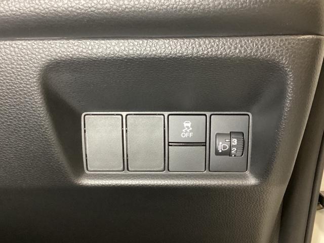 フィット e:HEVRS 中古スタッドレスタイヤ、純正メモリーナビ、ドライブレコーダー前後装着+ETC付 当社デモカー エアバッグ ナビ&TV パワーウィンドウ 助手席エアバッグ Dレコ フルセグテレビ LEDヘッドランプ(17枚目)