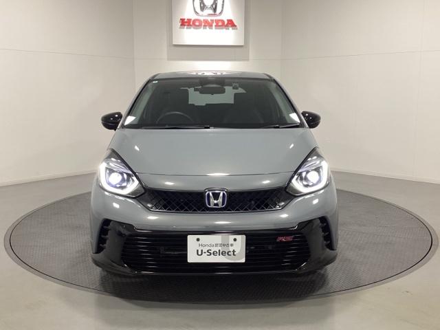 フィット e:HEVRS 中古スタッドレスタイヤ、純正メモリーナビ、ドライブレコーダー前後装着+ETC付 当社デモカー エアバッグ ナビ&TV パワーウィンドウ 助手席エアバッグ Dレコ フルセグテレビ LEDヘッドランプ(4枚目)