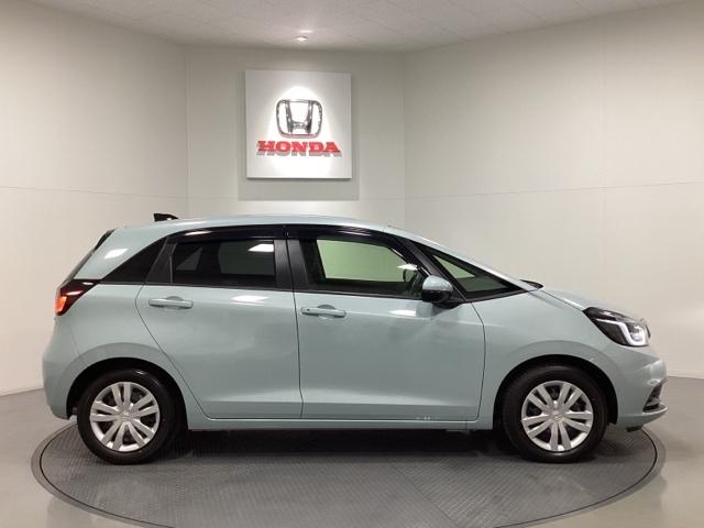 フィット e:HEVホーム 中古スタッドレスタイヤ、純正メモリーナビ、ドライブレコーダー前後装着+ETC付 当社デモカー 前後誤発進抑制機能 クリソナ 助手席エアバッグ 運転席エアバッグ 1オナ アイドリングストップ USB接続(6枚目)