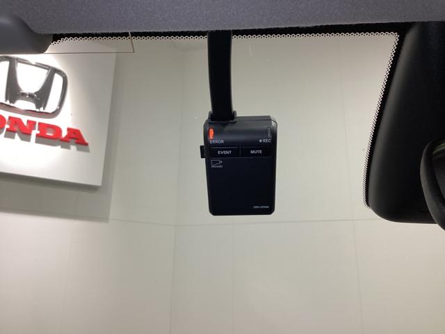 フィット e:HEVホーム 中古スタッドレスタイヤ、純正メモリーナビ、ドライブレコーダー前後装着+ETC付 当社デモカー 前後誤発進抑制機能 クリソナ 助手席エアバッグ 運転席エアバッグ 1オナ アイドリングストップ USB接続(18枚目)