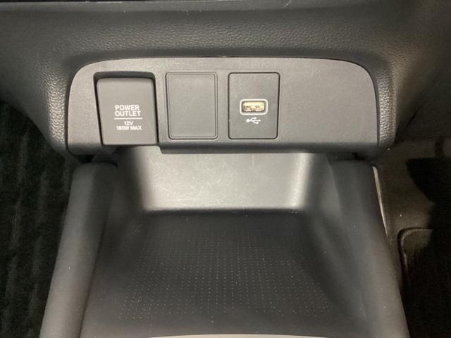 フィット e:HEVホーム 中古スタッドレスタイヤ、純正メモリーナビ、ドライブレコーダー前後装着+ETC付 当社デモカー 前後誤発進抑制機能 クリソナ 助手席エアバッグ 運転席エアバッグ 1オナ アイドリングストップ USB接続(20枚目)