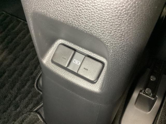 フィット e:HEVホーム 中古スタッドレスタイヤ、純正メモリーナビ、ドライブレコーダー前後装着+ETC付 当社デモカー 前後誤発進抑制機能 クリソナ 助手席エアバッグ 運転席エアバッグ 1オナ アイドリングストップ USB接続(22枚目)