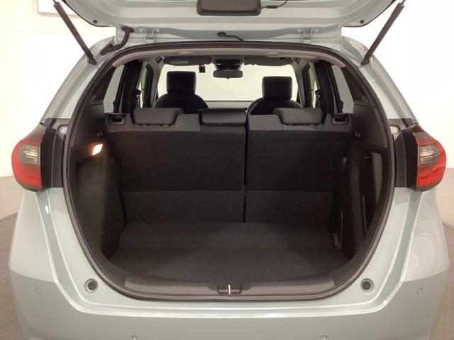 フィット e:HEVホーム 中古スタッドレスタイヤ、純正メモリーナビ、ドライブレコーダー前後装着+ETC付 当社デモカー 前後誤発進抑制機能 クリソナ 助手席エアバッグ 運転席エアバッグ 1オナ アイドリングストップ USB接続(24枚目)