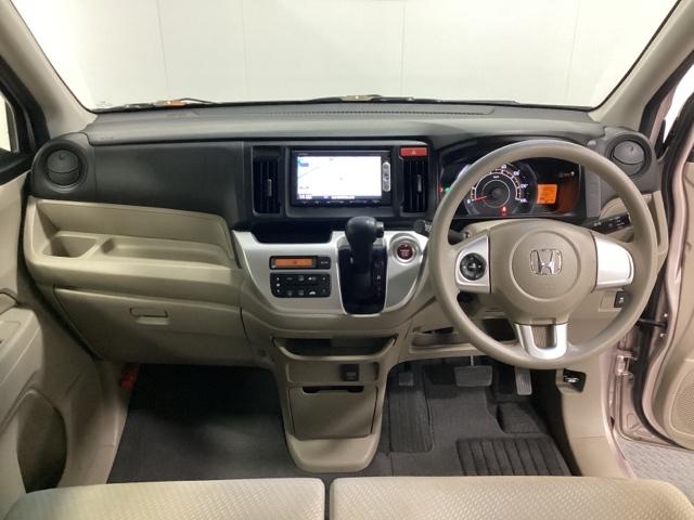 車内は光触媒抗菌消臭施工済です。インパネ周りはスタイリッシュなデザインです。グローブボックスやカップホルダーのほかにトレーなどたくさんの収納スペースが付いています。