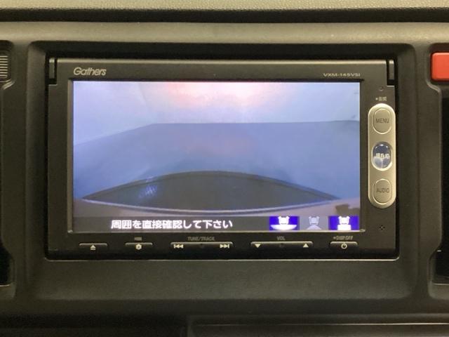 ギヤをＲ（バック）に入れるとナビの画面に後ろの映像が映るリアカメラ付です。後退時、コンディションが悪い視界でもカラーバックモニターがドライバーをサポートします。