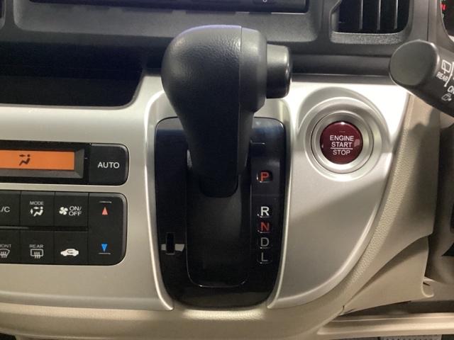 ＣＶＴ車のセレクトレバーです。低速から高速まで、変速ショックのないスムーズな走りを実現するとともに、エンジン効率のよい領域を維持することで燃費にも貢献します。