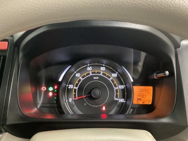 スピードメーターを大きく配した見やすいメーター部になっています。右側のインフォメーション画面でオドメーターや燃費などの情報を確認できます。
