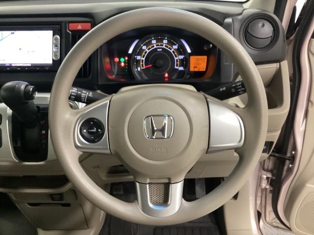 ステアリングスイッチがついていますので、オーディオのチャンネル変更、ボリューム、ジャンル変更が操作可能です。ハンドルから手を離さず安全に操作できます。