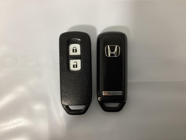 スマートキーを装備しています。鍵を差し込むことなくドアロックの開け閉めと、スタートボタン操作でのエンジンスタートができます。スペアキーも同じものを用意しております。