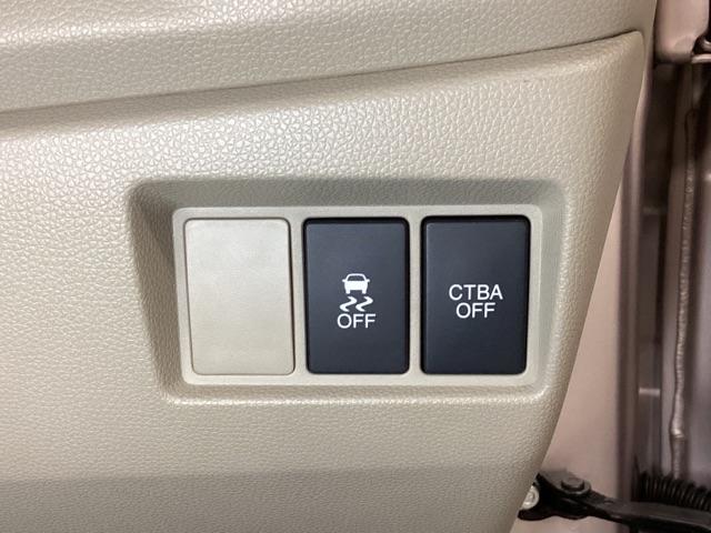 ハンドルの右側には安全装備の、ＣＴＢＡ（シティブレーキアシストシステム）とＶＳＡ（ＡＢＳ＋ＴＣＳ＋横滑り抑制）の解除スイッチがついています。