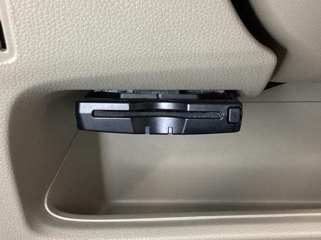 ハンドルの左下にＥＴＣがついています。高速道路の料金所の通過も楽々です。　カードの取り出しもしやすい場所についています。