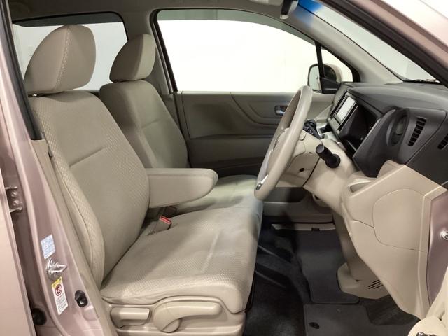 女性でも運転がしやすいように、シートの高さ調整機能（シートリフター）がついています。運転席と助手席の間が空いている為、助手席側への移動がスムーズです。交通量の多い道でも助手席側から乗り降りができます。