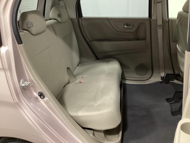 リアシートは前後にスライドが可能で、背もたれの角度調節もついています。お好みの位置でゆったりお乗りいただけます。座面の下には靴や傘などが置けるように大型のトレーがあります。