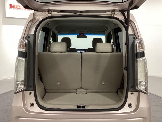 開口部も広く荷物の積み下ろしもしやすいお車となっております。シートを前方にスライドさせれば、さらに荷室を広げられます。また、床下にも収納スペースがあります。