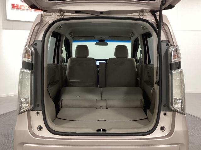 リアシートの背もたれを倒してさらに広々としたトランクスペースになります。段差も少なく荷物の出し入れもしやすくなっています。
