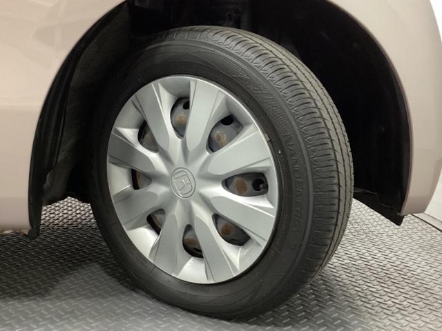 純正スチールホイールには専用ホイールトリム（カバー）を装着しております。足元を引き立てます。