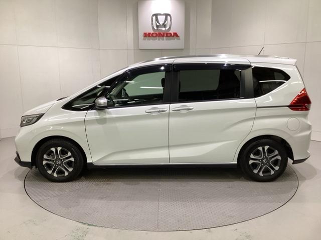 フリード クロスター　当社レンタアップ　光触媒抗菌消臭施工済　ＵＳＢ　バックカメラ　ＬＥＤヘッドライト　両側電動ドア　ＶＳＡ　サイドカーテンエアバック　ＤＶＤ再生　オートクルーズコントロール　スマ－トキ－　シートヒーター（4枚目）